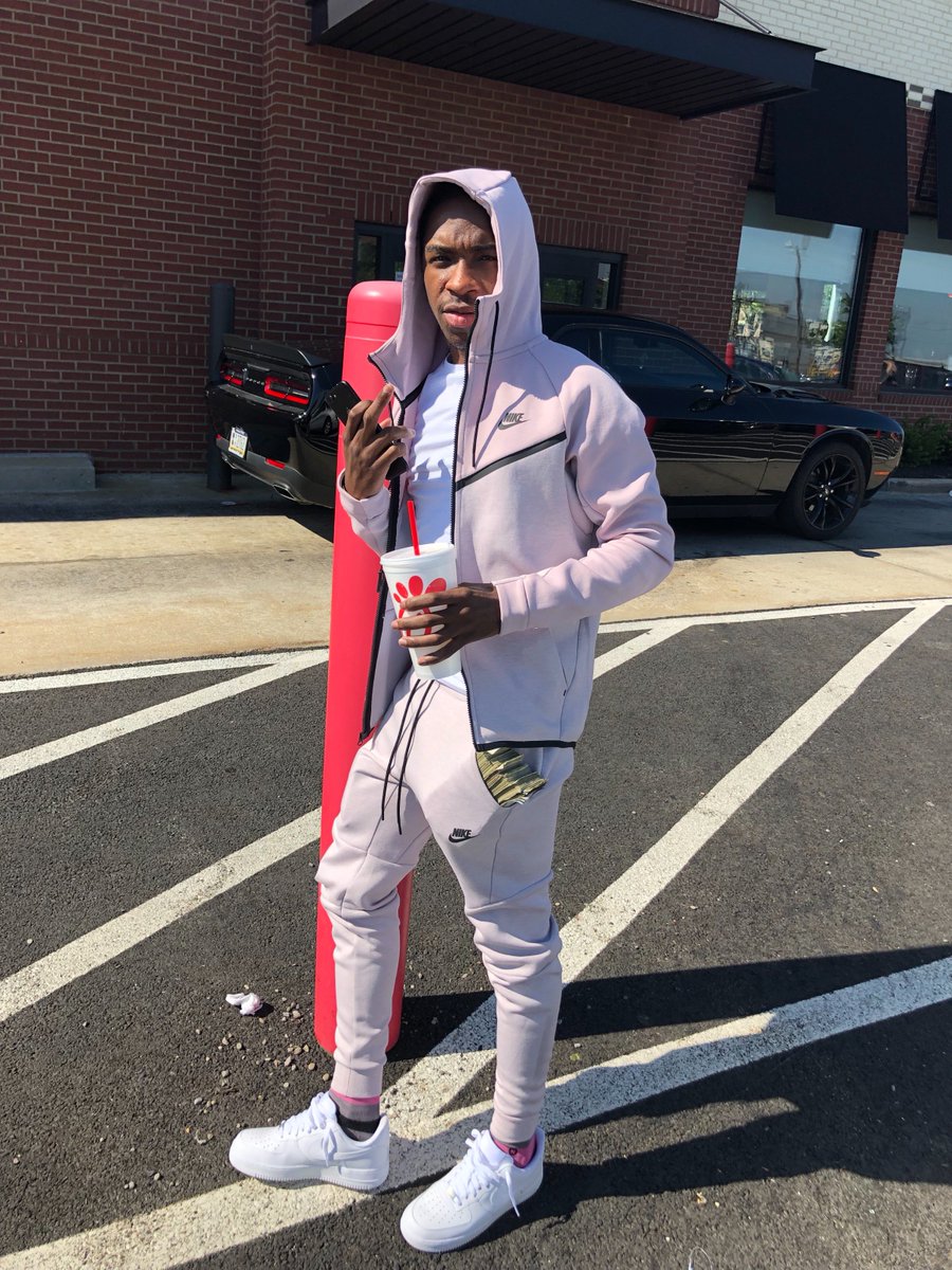 _Onlybeeb's tweet photo. Da real sweatsuit &amp; bankrolls lol...#haveablessedday #faceson🎭 https://t.co/mSVxgwQ6Ug