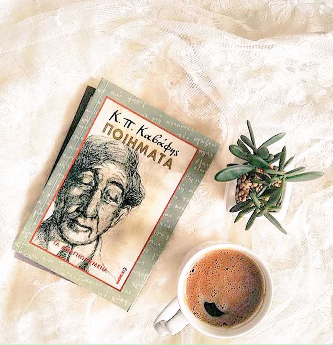 BookwormsPage's tweet image. Καλημέρα βιβλιοσκώληκες (📸Eriaz_books)