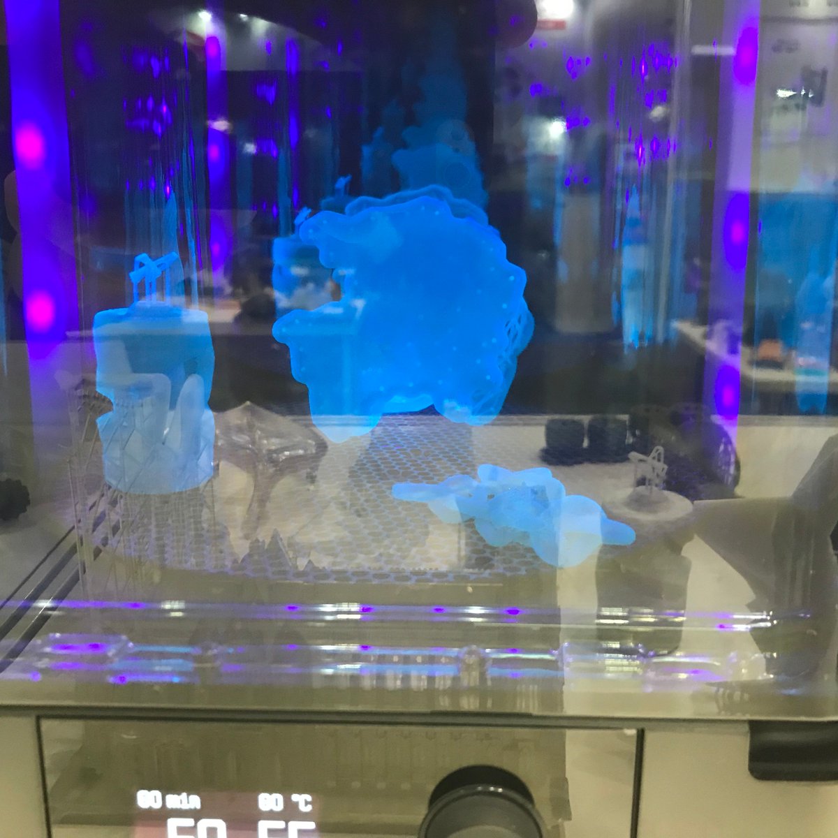 formlabsjapan's tweet photo. EDIX始まりました。
Form 2で実際に出力し、Form Cureも二次硬化デモを実施中です。Color Kitをはじめいろいろなサンプルを是非ご覧くださいませ。
西ホール 1号館 8-47ブースでお待ちしています♪
#Formlabs #Form2 #FormWash #FormCure #ColorKit https://t.co/UnQRI4MzyD
