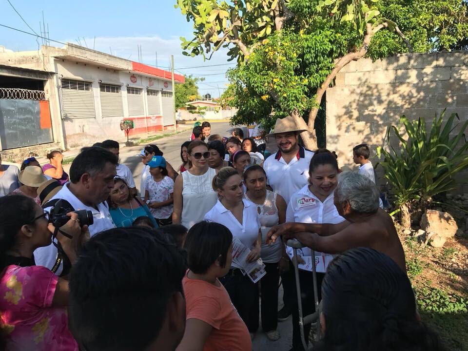 PVEMOPB's tweet photo. Nuestro líder @IsraHdez74 acompañando a nuestra próxima Presidenta Municipal @MaryHadad en su segundo recorrido del día por la Col. Del Bosque. https://t.co/uQANVmPyui
