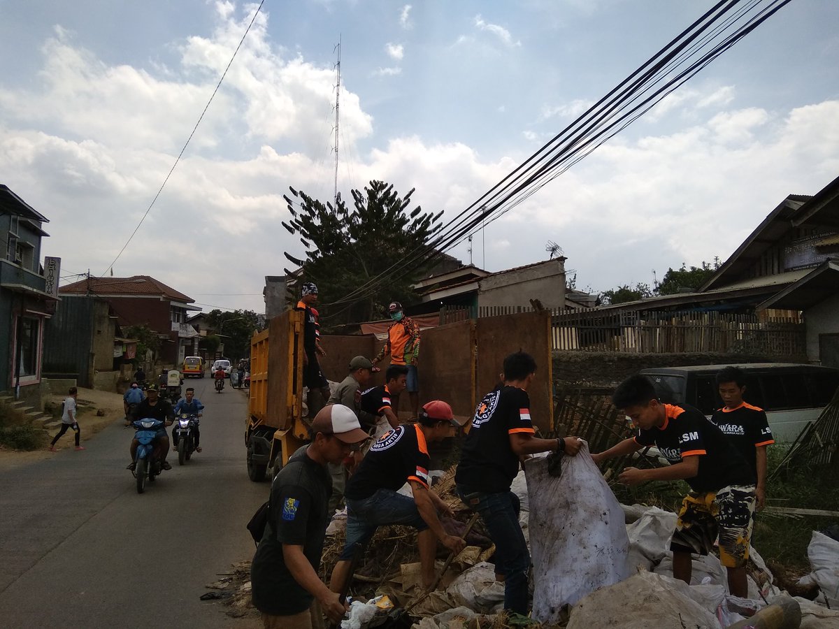 Bersama JAWARA ( jaringan warga aktip) di kampung ranca bali rw02 majakerta giat bersih bersih sabilulungan dalam menyambut bulan suci rhomadhon ...brapo satpol pp kab bandung dan linmas siaga kec majalaya ..bravo JAWARA