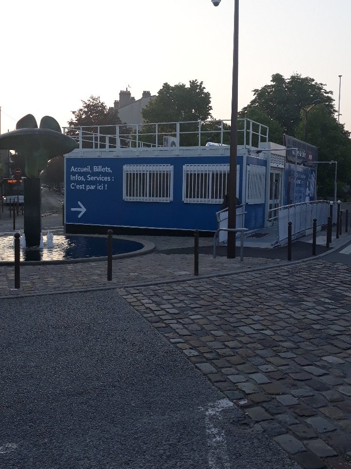 Momantes's tweet photo. Le hall de gare mantes est fermé pour travaux🚧. Un nouvel espace de vente est ouvert place du 8 mai 1945.#LigneJ @Andriessensmel @ZGildasdeMantes https://t.co/nJpOb7RNUW
