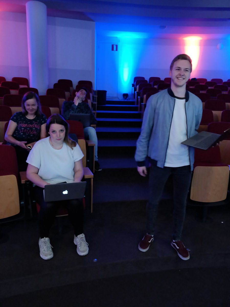 RLive_IHECS's tweet photo. Dans quelques instants, c'est What's Up ?! qui débarque sur RLive pour son émission #NuitDesMedias18 ! https://t.co/HP2q1sdtck https://t.co/u6IjrE7ULd
