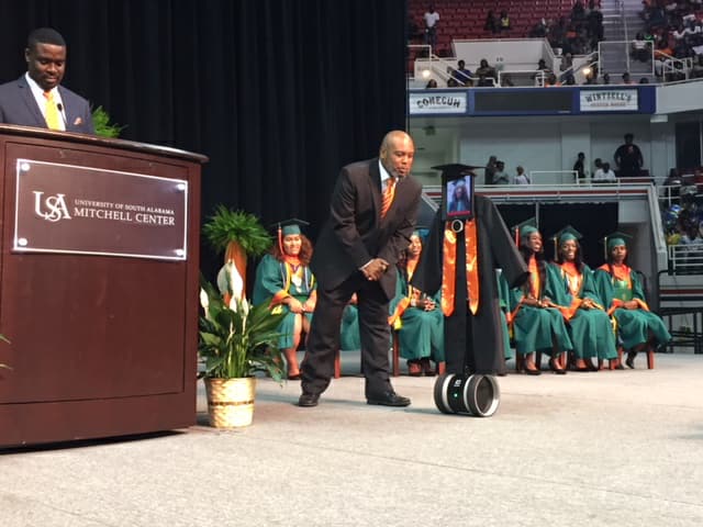 RoboHunter_ru's tweet image. Синтия Петвэй лежала в больнице, но болезнь не помешала девушке побывать на выпускном. 

MCPSS и USA Children&apos;s and Women&apos;s Hospital предоставили для этого робота телеприсутствия, которого нарядили в мантию и шапочку. 

#Robohunter #робот