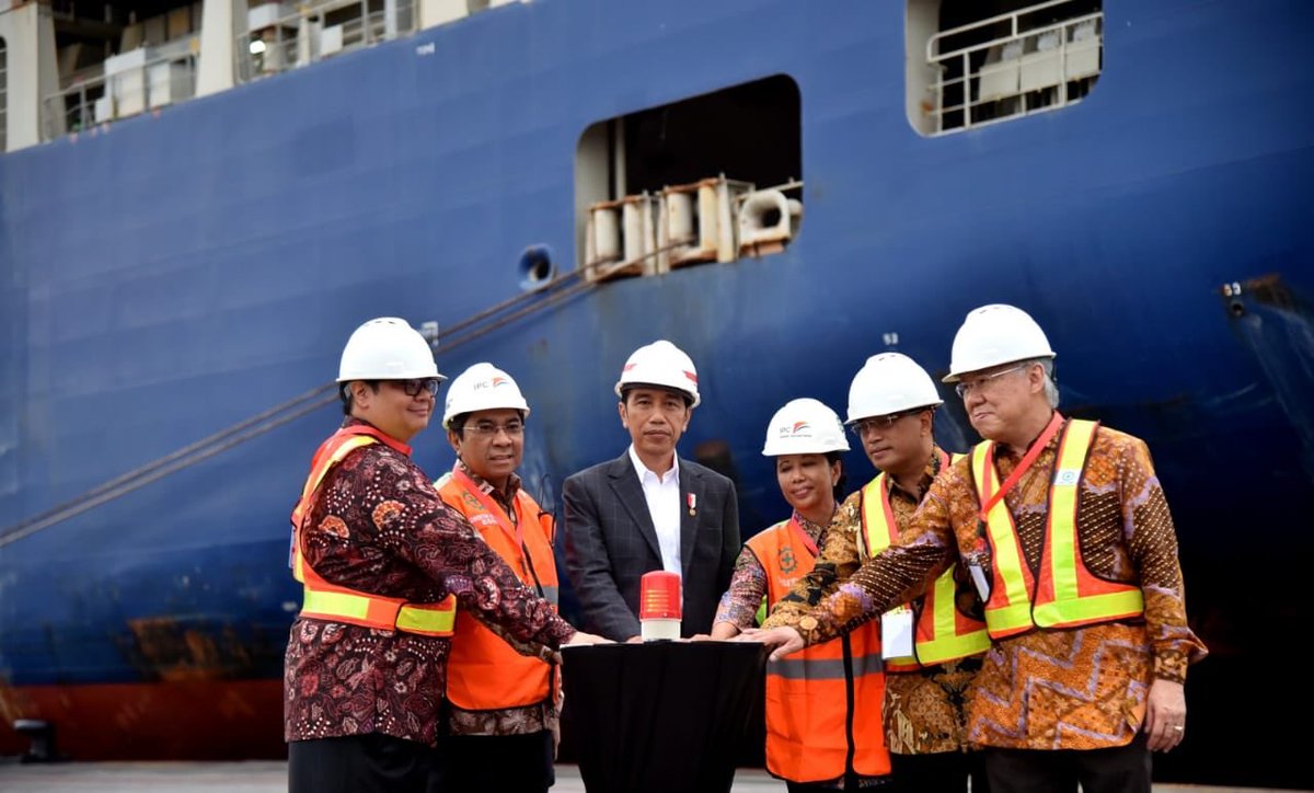 Alhamdulillah, kemarin (dua hari menjelang puasa) kita mengekspor produk2 Indonesia ke Amerika Serikat dengan jumlah yg besar sekali. Terdiri dari 50% sepatu, 15% garmen, 10% produk karet, ban, alat-alat elektronik 10%, dan produk lainnya 15%.
