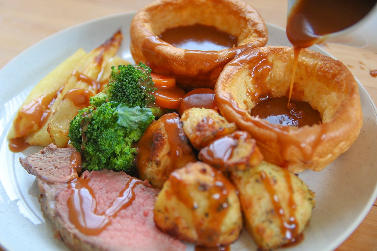 What would a roast be without yorkies?🤷‍♀️ Not such a good one 😬 These GF yorkies are the best you can buy from The Real Yorkshire Pudding Co.

Also, does anyone else eat their Yorkshire puds with golden syrup? My Mum does as dessert after a roast! #ad
glutenfreecuppatea.co.uk/2018/05/15/the…