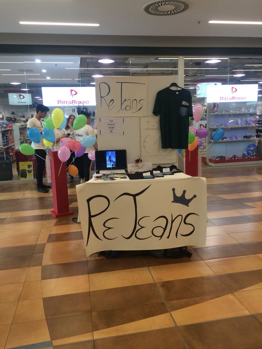 StudentsLabIta's tweet photo. In diretta dal Centro Commerciale Piazza Paradiso per la competizione Students lab regionale Piemonte.
#stand allestiti si parte con le presentazioni 💪
#studentslab #staytuned #16maggio #piemonte #italy #impresa #business https://t.co/oyYBhap7Pg