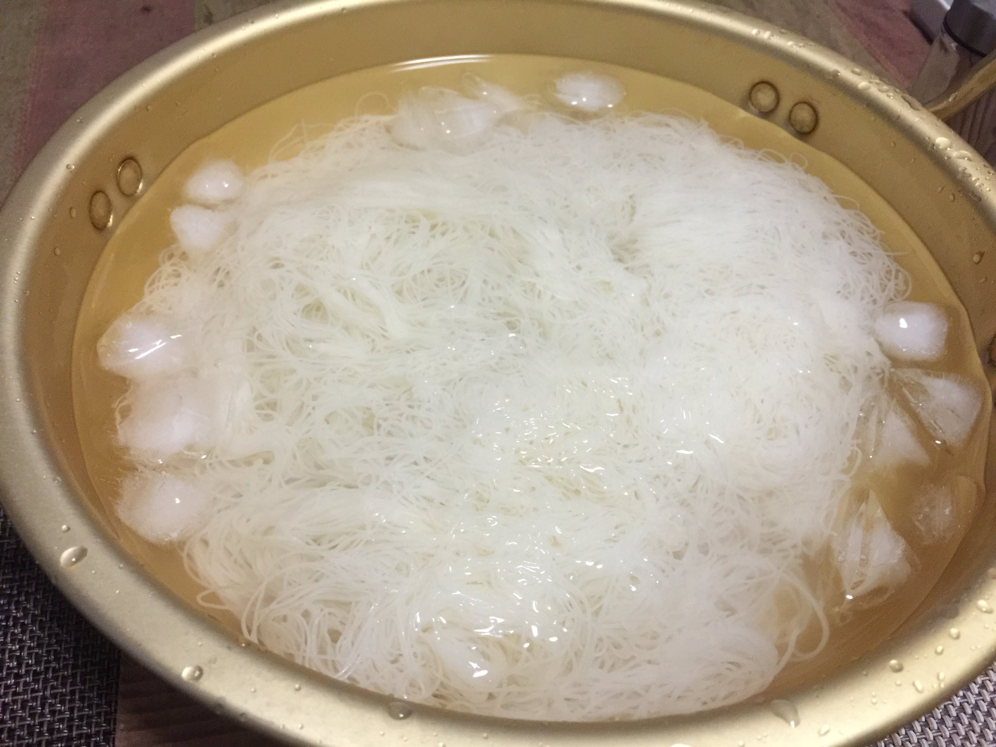 中野 三輪そうめん山本 銘品 白髪 90g T Co Z3ndhqdnaw 世界で一番細い麺 美輪そうめん 山本の 白髪 を食った なんと10gに300本 一把で2700本 もうそうめんとは別物だったわ でもこの細さの麺を表すカテゴリーがないんだろうな