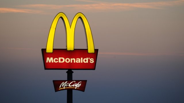 CHIP_online's tweet photo. McDonald's eröffnet Super-Filiale: Fast-Food-Kette experimentiert mit weltweiten Gerichten https://t.co/0lI08Vuedh https://t.co/1MXHOqSaRC