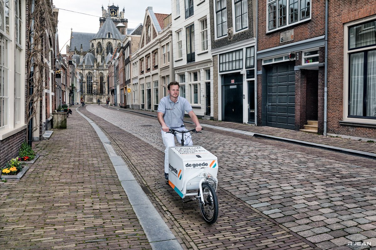 degoedevgo's tweet photo. Doortrappers van huis uit! Medewerkers van @degoedevgo die in dezelfde stad wonen kunnen voortaan met bedrijfsbakfietsen naar hun werklocatie. @degoedevgo werkt graag mee aan een schone, groene en goed bereikbare binnenstad." 
https://t.co/awKHAgyWiX https://t.co/Y7hcMc05YJ
