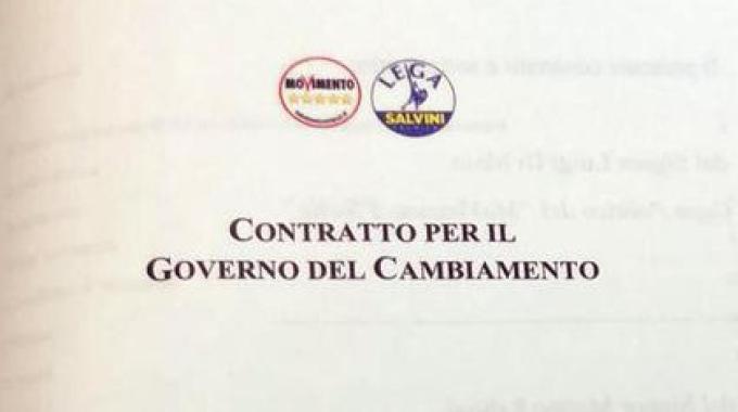 ForzaEU's tweet photo. Il #contratto di governo #Lega-#M5S prevede aumento #deficit e parziale cancellazione #debito per finanziare taglio #tasse e aumento spesa. Sul piano internazionale, ribalta alleanze Italia e individua in #Ue il “nemico”.Non è il governo di #Maio o #Salvini. È il governo #Putin. https://t.co/xmwgXGfSmh