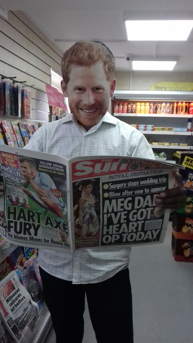 Mandy_NewsUK's tweet photo. OMG!   @TheSunSavers make us all smile! Free fivers £££££s! #fieldteamweddingselfies @tomNewsUK @Dan_NewsUK https://t.co/G5qOODfl3l
