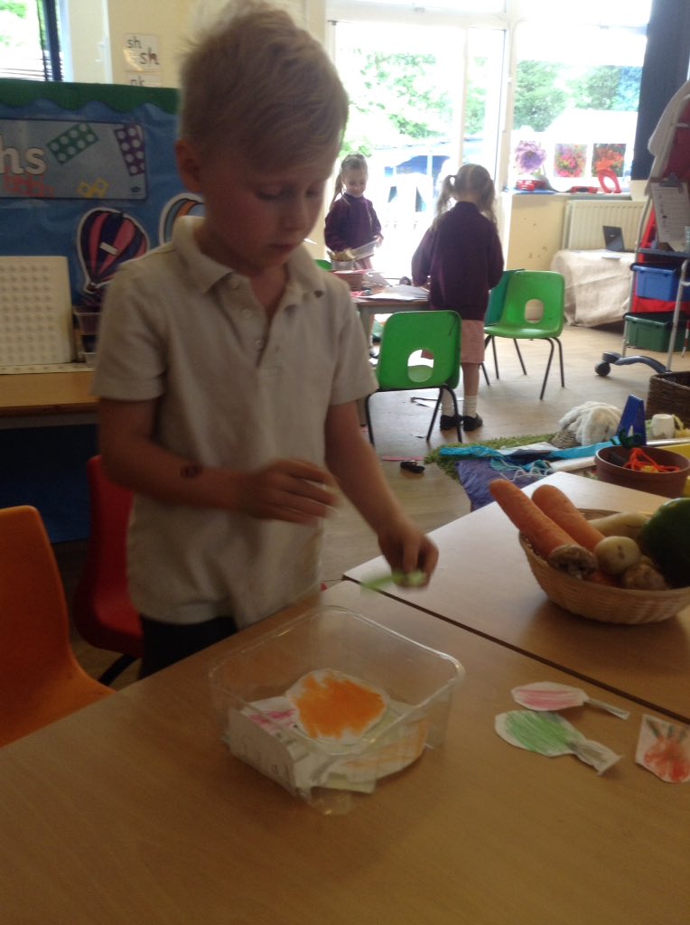 missjenkinson92's tweet photo. I was maicing a froot salad! 🍉🍉🍍 - typed and sounded out by child 😬⌨ @AbbotsPrimary https://t.co/81gdshgHVv