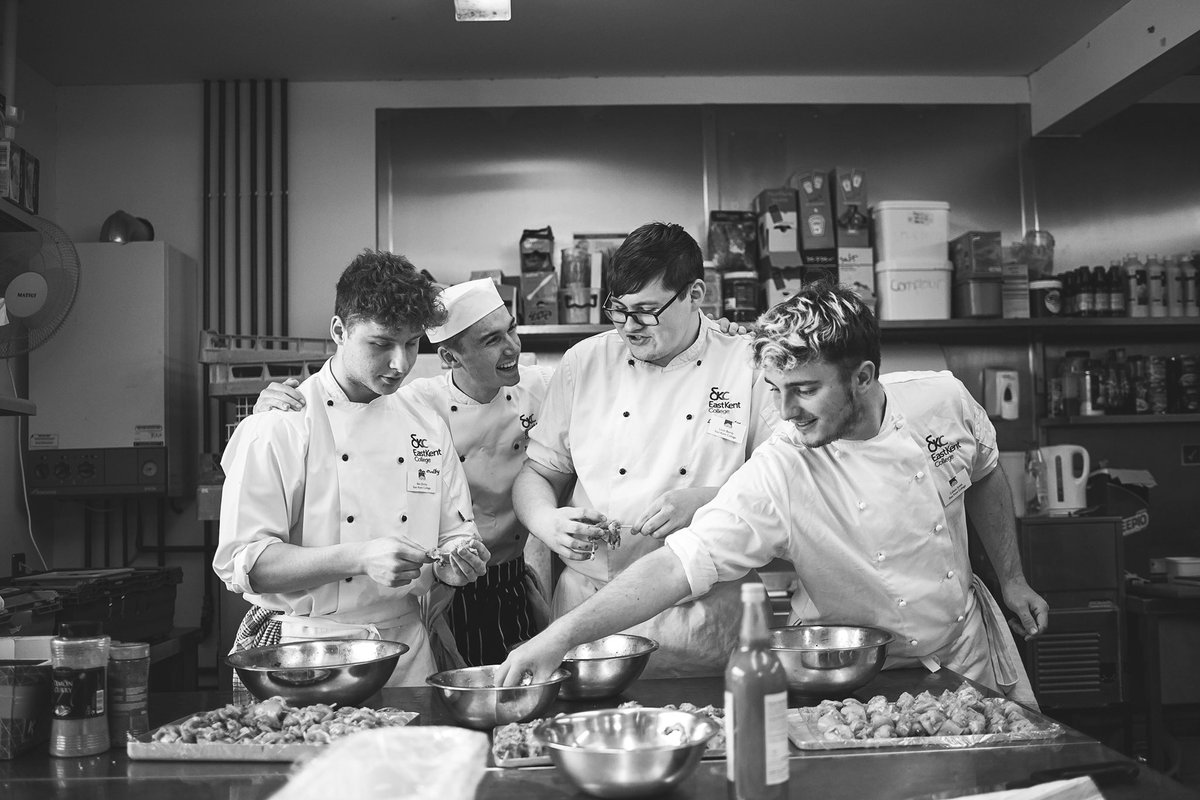 Loved the energy and enthusiasm from these trainee chefs <a href="/thechefsforum/">𝚃𝚑𝚎 𝙲𝚑𝚎𝚏𝚜’ 𝙵𝚘𝚛𝚞𝚖®🍽</a> <a href="/WestenhangerC/">Westenhanger Castle</a> <a href="/GrahamGreen56/">Graham Green cook.</a> <a href="/ChivesCaterers/">Chives The Caterers</a> <a href="/ChefAllsworth/">Rob Allsworth</a> <a href="/SantaMariaFSUK/">Santa Maria Foodservice UK</a> #kentfoodphotographer