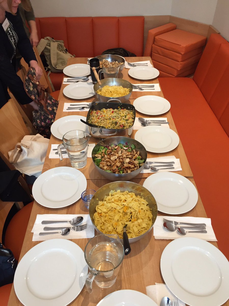 Agentur_e_h's tweet photo. Erst die Arbeit dann das Vergnügen und jetzt geht es satt und zufrieden weiter mit dem Theorieteil des Seminars "Eat with Fun"! #aok #eatwithfun #pinmailag #yummy https://t.co/bpK3Ipz9Oc