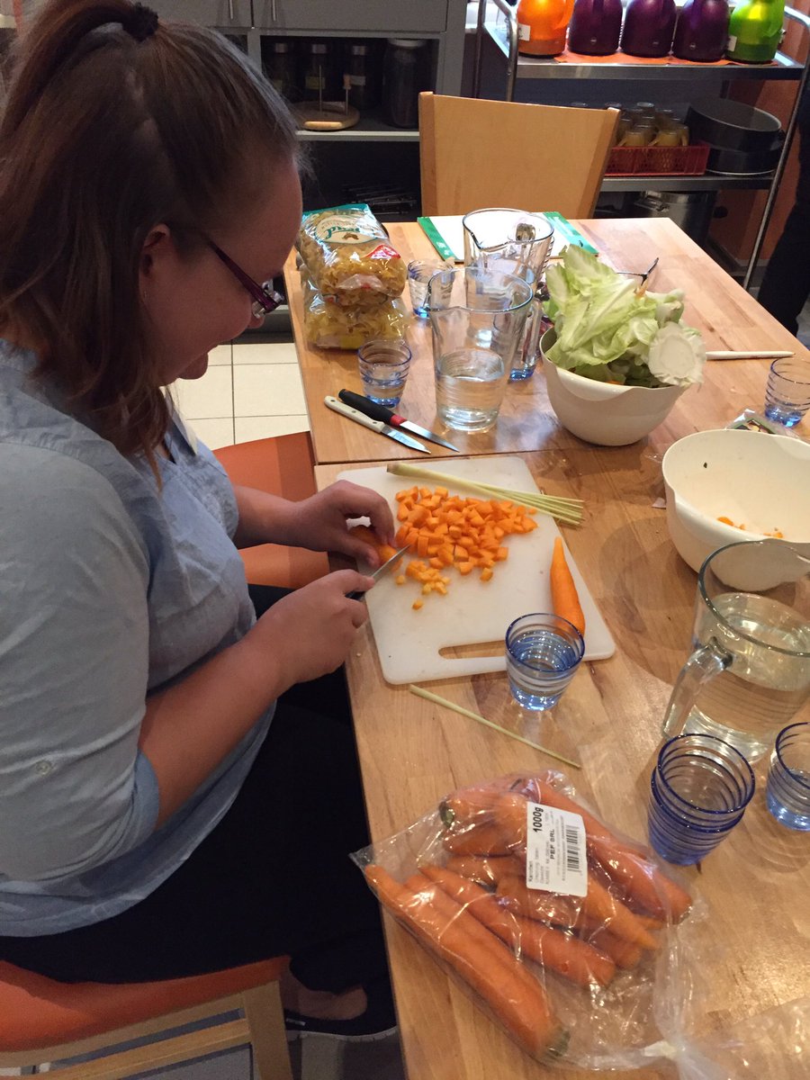 Agentur_e_h's tweet photo. Erst die Arbeit dann das Vergnügen und jetzt geht es satt und zufrieden weiter mit dem Theorieteil des Seminars "Eat with Fun"! #aok #eatwithfun #pinmailag #yummy https://t.co/bpK3Ipz9Oc