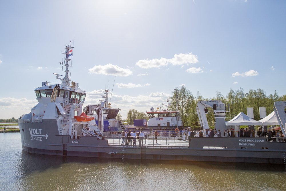 VesselFinder's tweet photo. Damen shows its first completed UV 4312 Fish Farm Support Vessel
https://t.co/ONFC1wUaL3 #Damen #FishFarmSupportVessel #UV4312 #FishFarming #UtilityVessel #VOLTProcessor https://t.co/pAcYyK3R3P