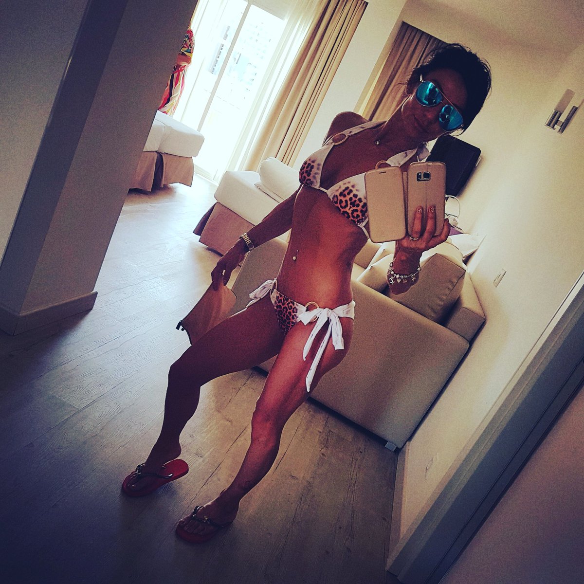 karenbaggoley's tweet photo. #holidaymode #modamix 👙☉🍾 https://t.co/8FvP0gNCiM