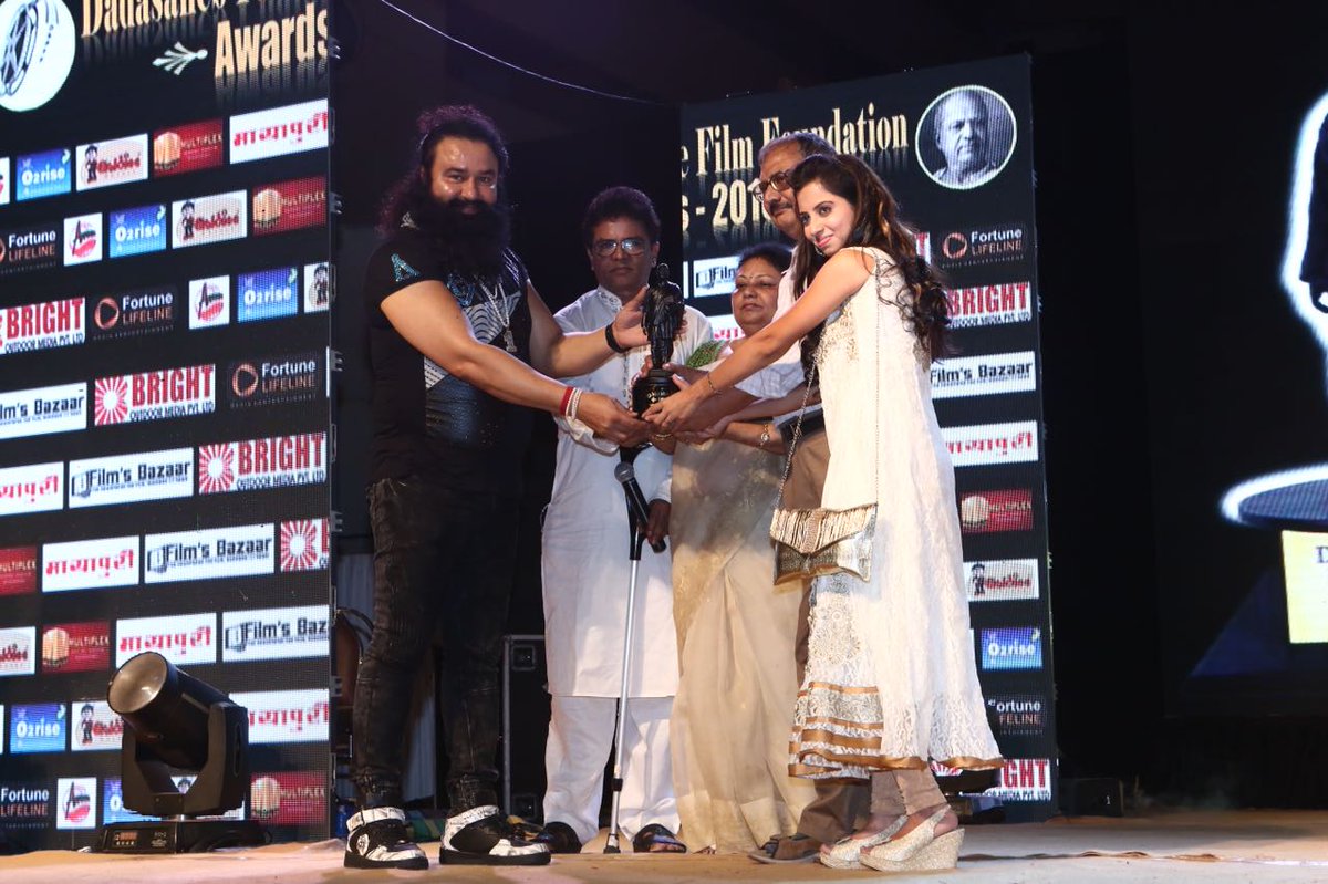 VeeNa72381399's tweet photo. @insanshobha @Gurmeetramrahim #DrMSGFilmAwards #ABlessingForLife #StDrGurmeetRamRahimJi_Initiative126 #SaintDrGurmeetRamRahimJi_Initiative126 https://t.co/FE5ptF8Q1d