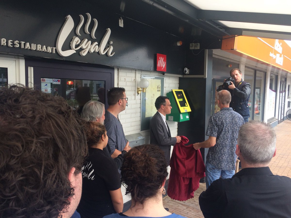 Nieuw AED apparaat bij de Versstraat in Barneveld in gebruik genomen. Er worden voor onze gemeente nog nieuwe burgerhulpverleners gezocht. Aanmelden? aednetwerkbarneveld@vggm.nl