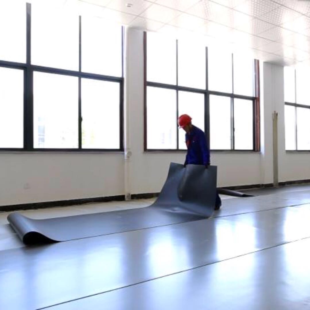 Jussie517's tweet image. Fiber glass reinforced  industrial epoxy flooring roll. Tach you how to pave and cut it.