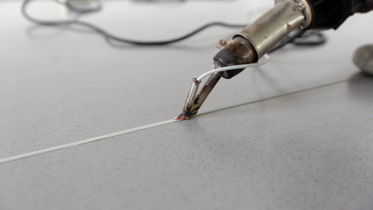 Jussie517's tweet image. Fiber glass reinforced  industrial epoxy flooring roll. Tach you how to pave and cut it.