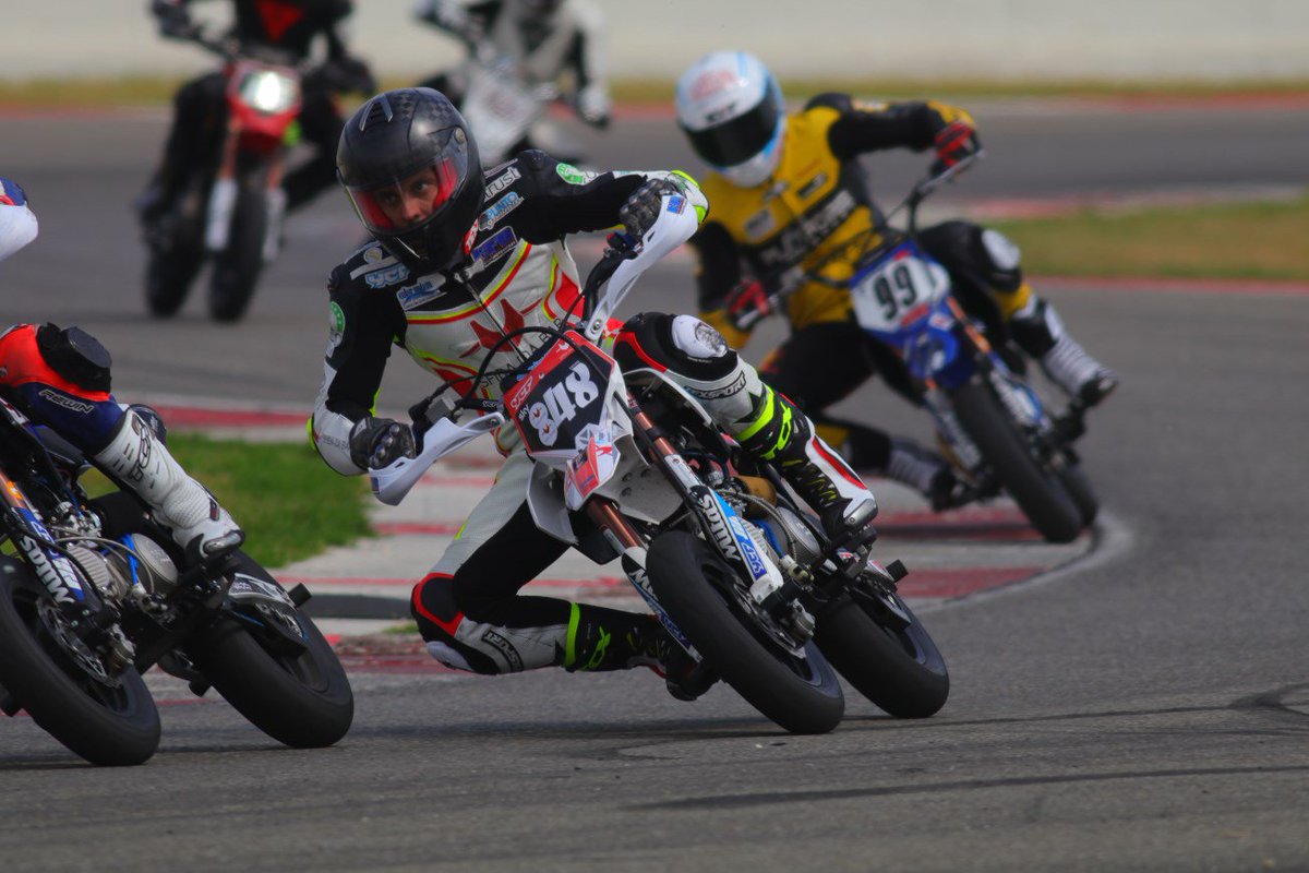 NetbikersEU's tweet photo. Che forza l'Endurance a 12 pollici! Le PitBike, sono piccole motard, e non è facile guidarle forte in gara, in mezzo a un branco di ragazzi scatenati. Come racconta il nostro Federico Natali
@ruder155 #Pitbike @Mobsterpitbike #Sfidadabar @YCFitalia https://t.co/ViBB7WqPih https://t.co/oGGawqbnRj