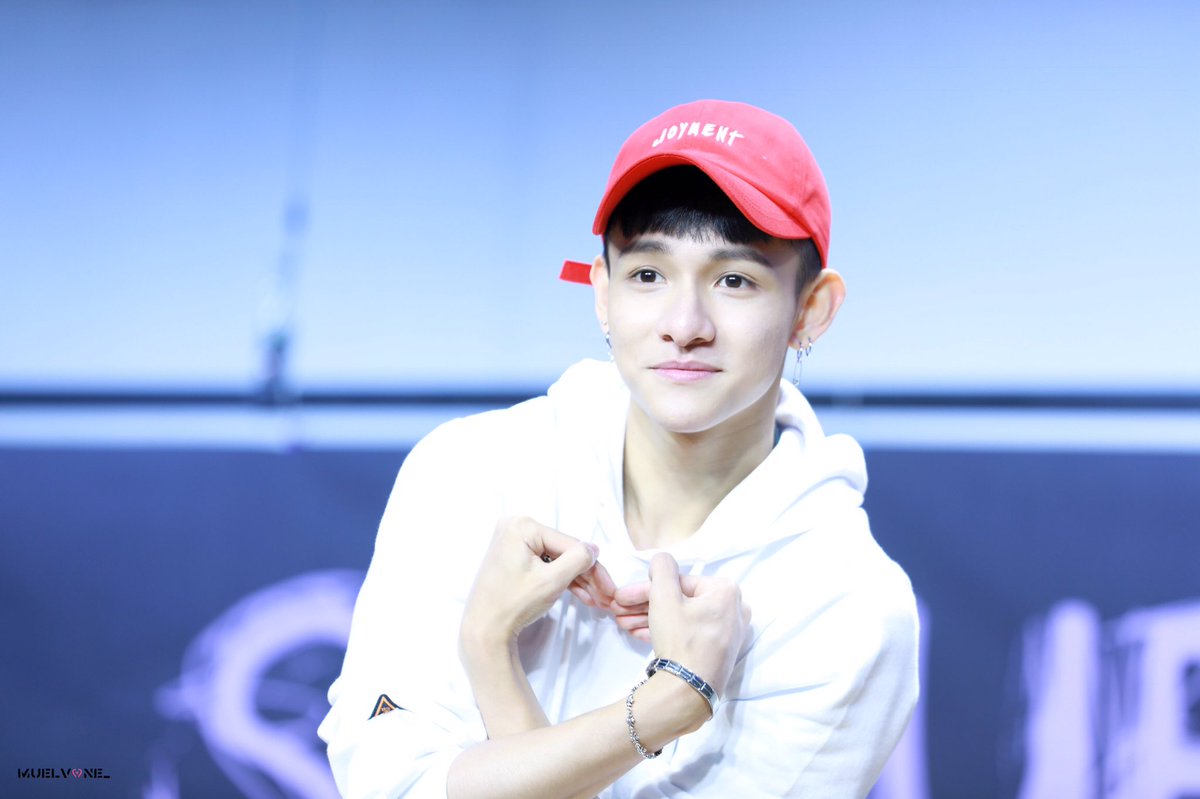 Muelvone's tweet photo. 180505 ONE signing event

@bravepunch0117 
#사무엘 #kimSamuel #SAMUEL_ONE #Samuel #ONE https://t.co/37pQQqgco7