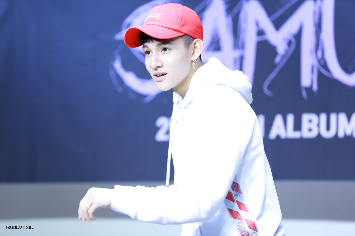 Muelvone's tweet photo. 180505 ONE signing event

@bravepunch0117 
#사무엘 #kimSamuel #SAMUEL_ONE #Samuel #ONE https://t.co/37pQQqgco7