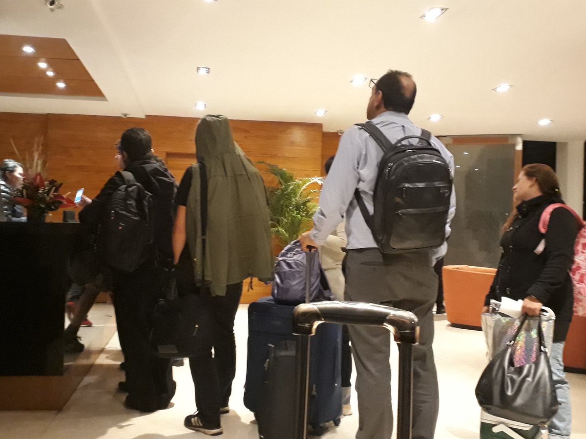 JuliethBravoWP's tweet photo. Tercer hotel después de un vuelo cancelado en @Avianca 
Nos enviaron a un primer hotel donde no había cupo
Nos devuelven al aeropuerto nos montan a una buseta señora que pena ya no cabe en el bus.
Después nos mandan a un último hotel donde toca hacer fila para hacer check in. https://t.co/qugzMvWE35