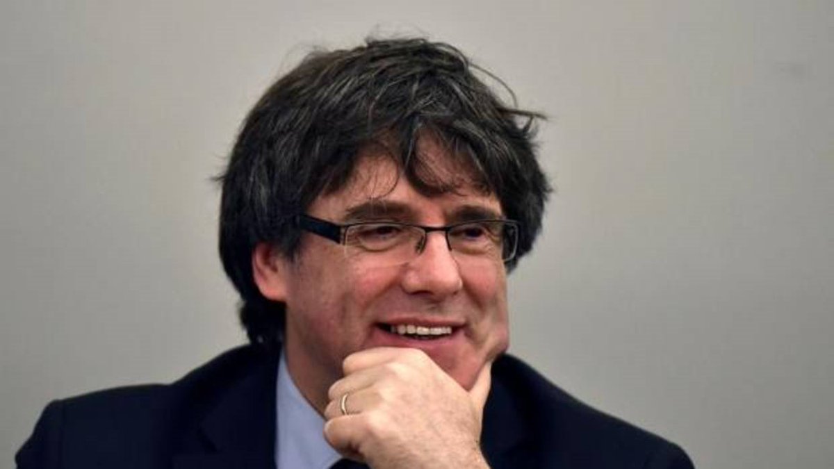 Com canta <a href="/KRLS/">krls.eth / Carles Puigdemont</a> 
🎵 'Cuando crees que me ves, cruzo la pared 
Hago chas y aparezco a tu lado, 
quieres ir tras de mí, pobrecito de ti, no me puedes atrapar '🎵@CivilRoures @CUPRoures <a href="/EsteveCoco/">🎗️Kim Jong-Un Sant Esteve de les Roures🎗️</a> <a href="/MnSantEsteveR/">Mossèn Sant Esteve de les Roures</a> <a href="/mossos_SER/">Mossos Sant Esteve de les Roures</a> <a href="/st_esteveroures/">Ajuntament de Sant Esteve de les Roures</a> <a href="/BugaderiaSEDR/">Bugaderia de Sant Esteve De Les Roures Coop</a> @DaltonicsSERour