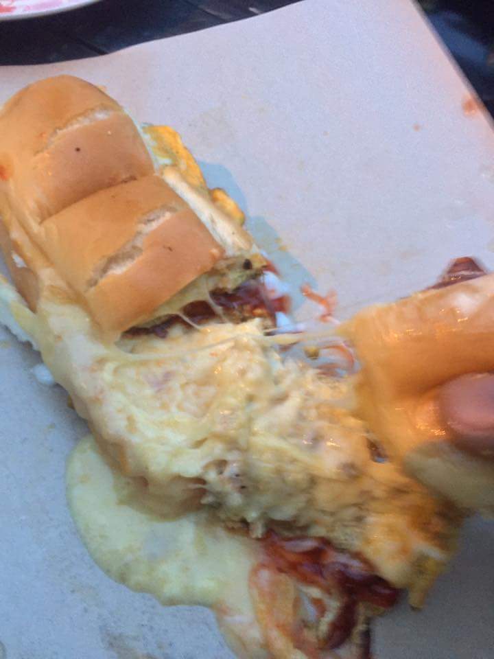 azwan_kar's tweet photo. Roti john cheese jln budiman bt buruk kuala trg..0148059195..tak dapat bantu dengan belian, dapat bantu melaui RT pun dah syukur..mana tahu dari RT anda,saya dapat kahwin lepas raya nanti hasil jual roti john ni😂semoga anda semua dimurahkan rezeki amin..fb:khairul azwan razali https://t.co/IjcMPF8Ghl