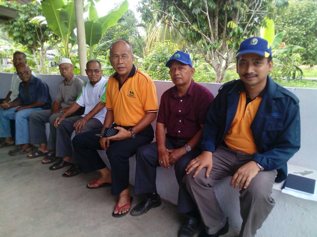 mada_malaysia's tweet photo. Taklimat kempen kawalan tikus oleh kakitangan MADA kepada peladang di Kg Belukar, PPK A2.  

Ia bertujuan mengurangkan populasi tikus, menyampaikan maklumat berhubung kawalannya &amp; memupuk hubungan lebih mesra antara kakitangan MADA dgn peladang.

#madamabeles #ourfoodourfuture https://t.co/y3uc27el7D