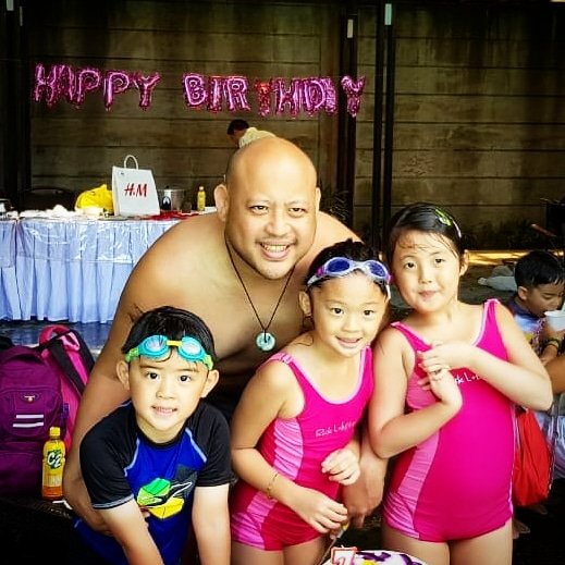 thebigbaldchef's tweet photo. The Big Bald Chef with his 3 Little Chefs
#thebigbaldchef #bigbaldchef #big #bald #chef #chefworksmanila #cooking #clasa #kids #love #culinary #summer #swimming #fun #birthday https://t.co/Dlemoc53d3