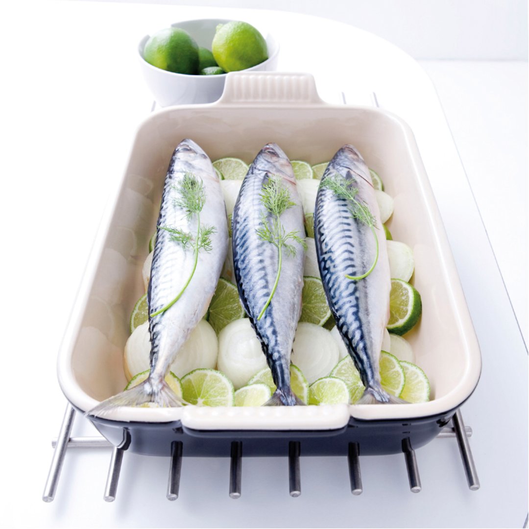 cookingtkc's tweet photo. Las bandejas de gres @lecreuset_es son muy versátiles, podrás gratinar, marinar, hornear carnes, pescados, verduras y cocinar deliciosas tartas, pasteles y otros postres 👌Y ¿sabes qué? Tenemos la bandeja de 32cm en promoción! ➡️ https://t.co/LSku07JpPb https://t.co/U346n6DDjY