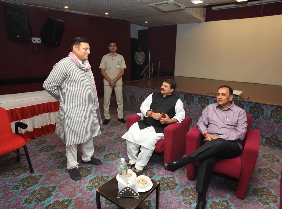 FFHFmovie's tweet photo. Gujarat's CM @vijayrupanibjp saw the film with many other esteemed guests... and they loved it...!!
Have you seen the film yet?
@actormanojjoshi @mohite_girish @parthmusic @nirenbhatt @SaiRamDave @ShilpaTulaskar
#FFHF #Comedy #GujaratiFilm https://t.co/qrxji5x9Mx