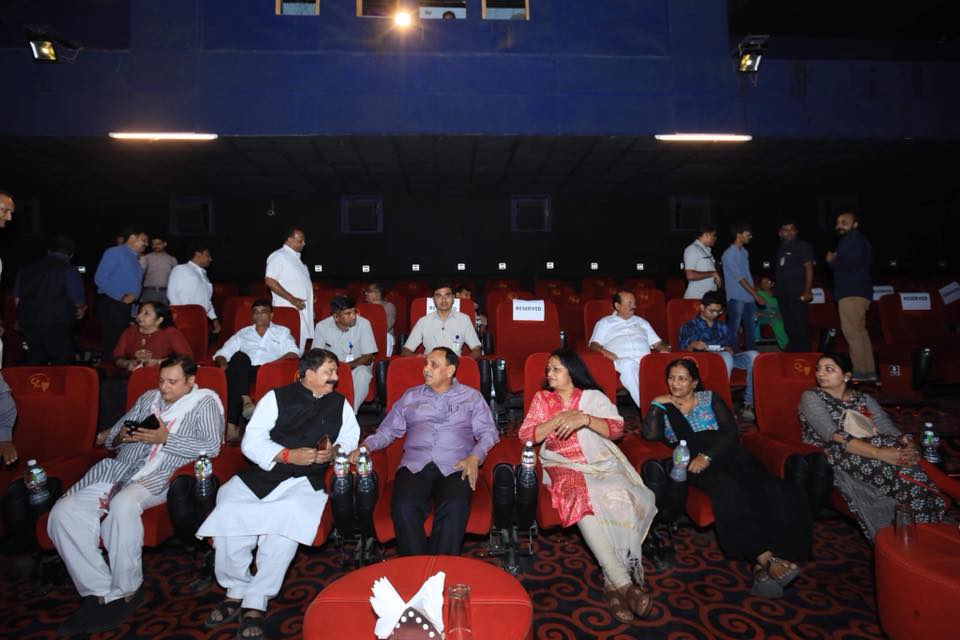 FFHFmovie's tweet photo. Gujarat's CM @vijayrupanibjp saw the film with many other esteemed guests... and they loved it...!!
Have you seen the film yet?
@actormanojjoshi @mohite_girish @parthmusic @nirenbhatt @SaiRamDave @ShilpaTulaskar
#FFHF #Comedy #GujaratiFilm https://t.co/qrxji5x9Mx