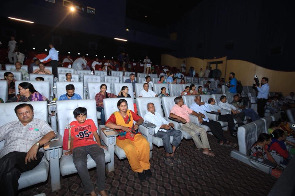 FFHFmovie's tweet photo. Gujarat's CM @vijayrupanibjp saw the film with many other esteemed guests... and they loved it...!!
Have you seen the film yet?
@actormanojjoshi @mohite_girish @parthmusic @nirenbhatt @SaiRamDave @ShilpaTulaskar
#FFHF #Comedy #GujaratiFilm https://t.co/qrxji5x9Mx