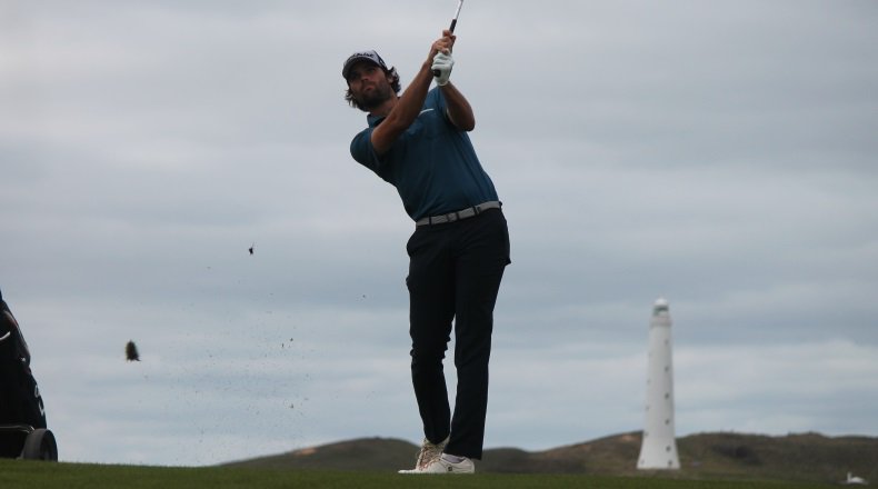 Tassie boy Simon Hawkes wins the first ever #LadbrokesProAmSeries event on King Island.

Played across the spectacular @OceanDunesKI &amp; <a href="/capewickham/">Cape Wickham Golf</a> for the inaugural <a href="/airadvgolftours/">Air Adventure Golf</a> King Island Pro-Am

🗞️| bit.ly/2KtUyB7