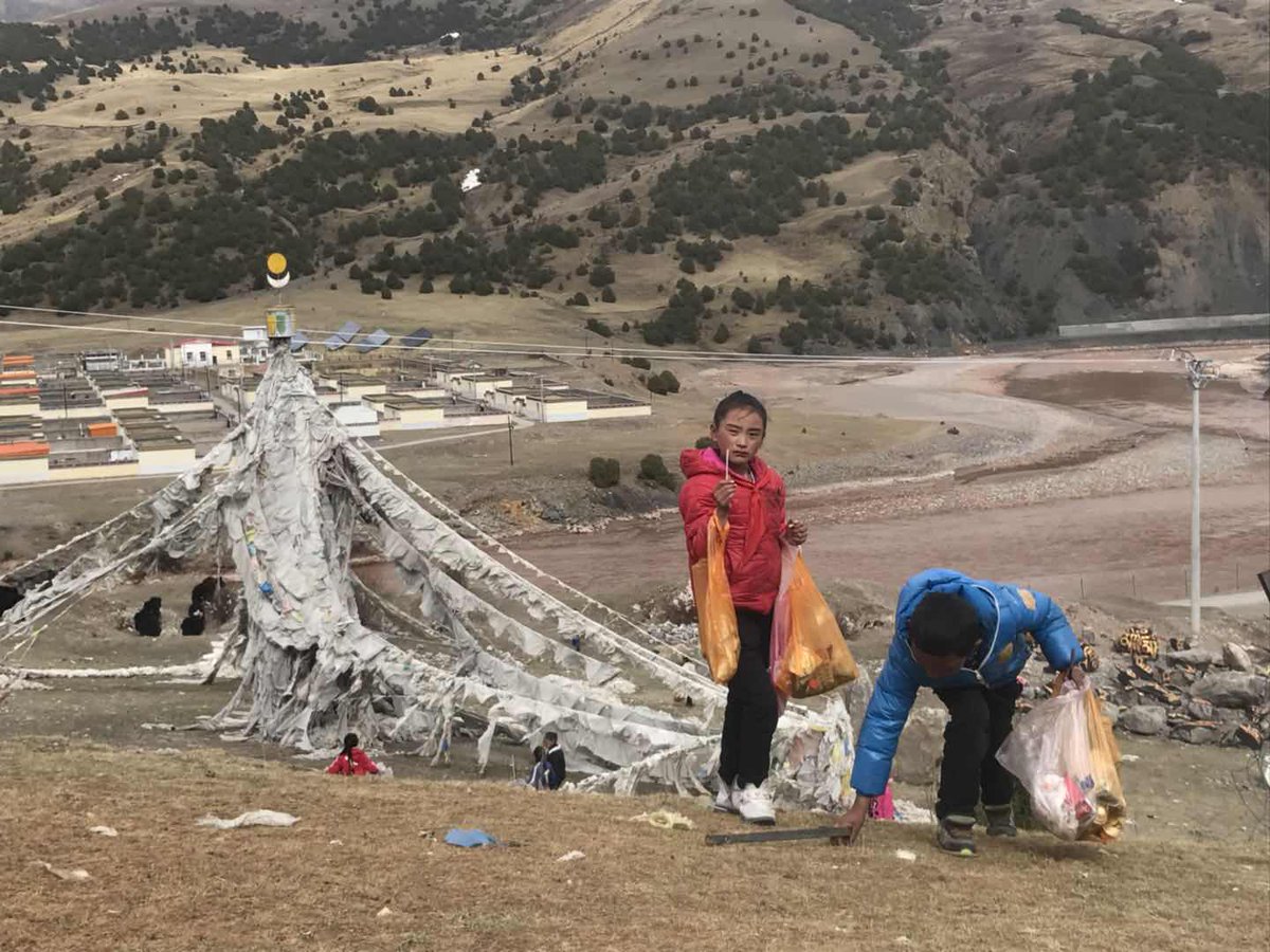 BirdingBeijing's tweet photo. Local schoolchildren in the Valley of the Cats, Qinghai Province, learn about recycling and collect trash as part of the community-based SNOW LEOPARD conservation project. https://t.co/NTAnhZkGaY