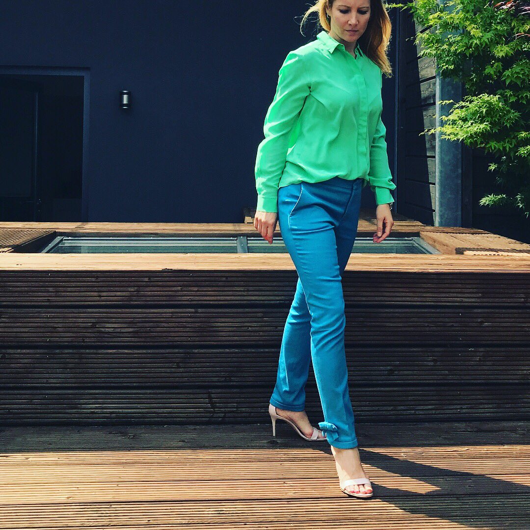 Styles4Work's tweet photo. Bring in some color with this green silk blouse and some creative details on your pants with this business creative look this Wednesday #styles4work #stylesforwork #businesscreative #businesslook #businesswomen #officestyle https://t.co/3G9lH4DId3