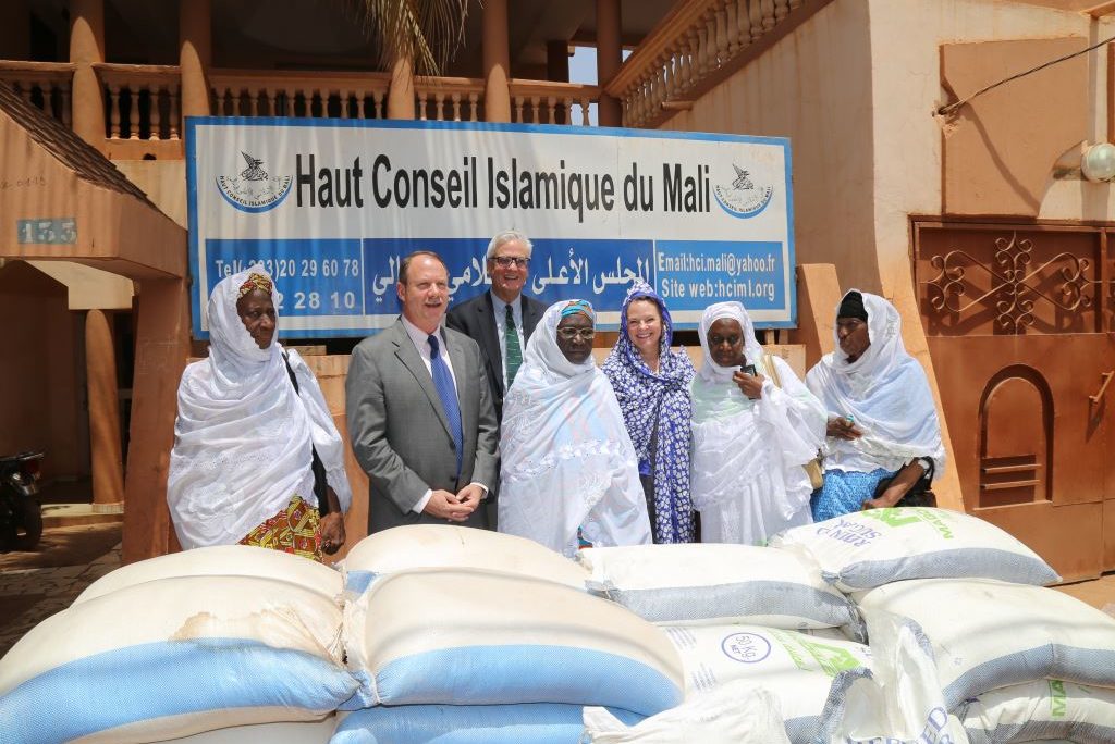 apo_source_fr's tweet photo. #Mali : Les #ÉtatsUnis font un don de Vivres à Plusieurs Organisations #Musulmanes à l’Occasion de #Ramadan @USEmbassyMali #USAMali https://t.co/Omt1WGVrSO https://t.co/2VfeeJgqLF