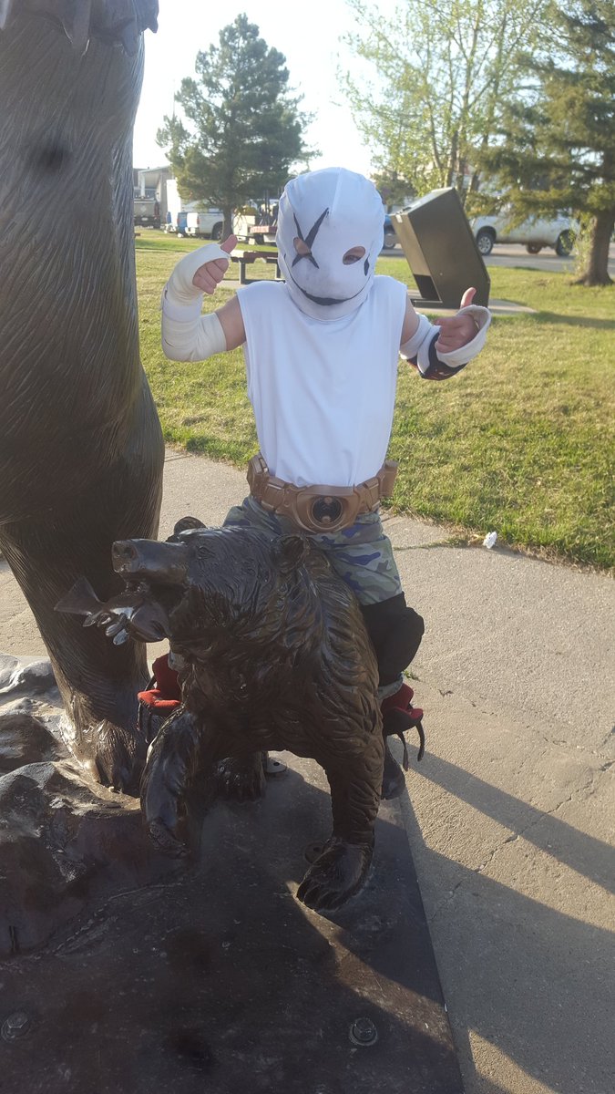 Skornrhero's tweet photo. Rankor riding a bear during day patrol
#rankor #bear #patrol #sidekick https://t.co/2lkMQAvSMm