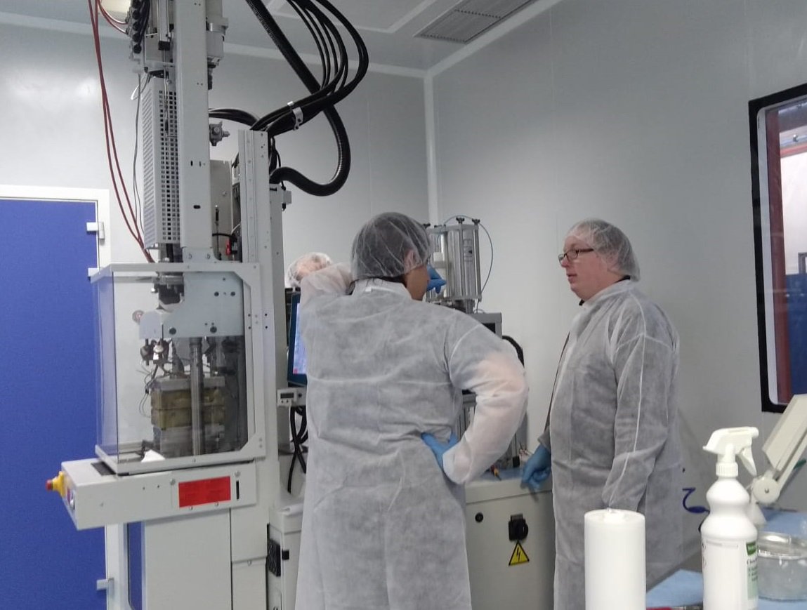 HealthLSR's tweet photo. La empresa alemana EMT imparte estos días en las instalaciones de @leartiker un seminario teorico práctico sobre el mezclado e inyección de silicona líquida @CTPPOCTEFA #healthLSR #interreg https://t.co/r8WpRJf5gF