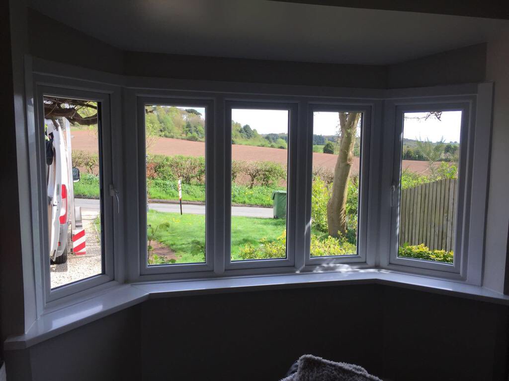 BirminghamGlass's tweet photo. #windowwednesday - A Bay Window installation with dummy sashes, creating an equal sight line and appearing as if all of them are opening windows #windows #upvcwindows #baywindow #instawindows #happycustomer #birminghamglass #birminghamwindows https://t.co/JbNrLgtuZW