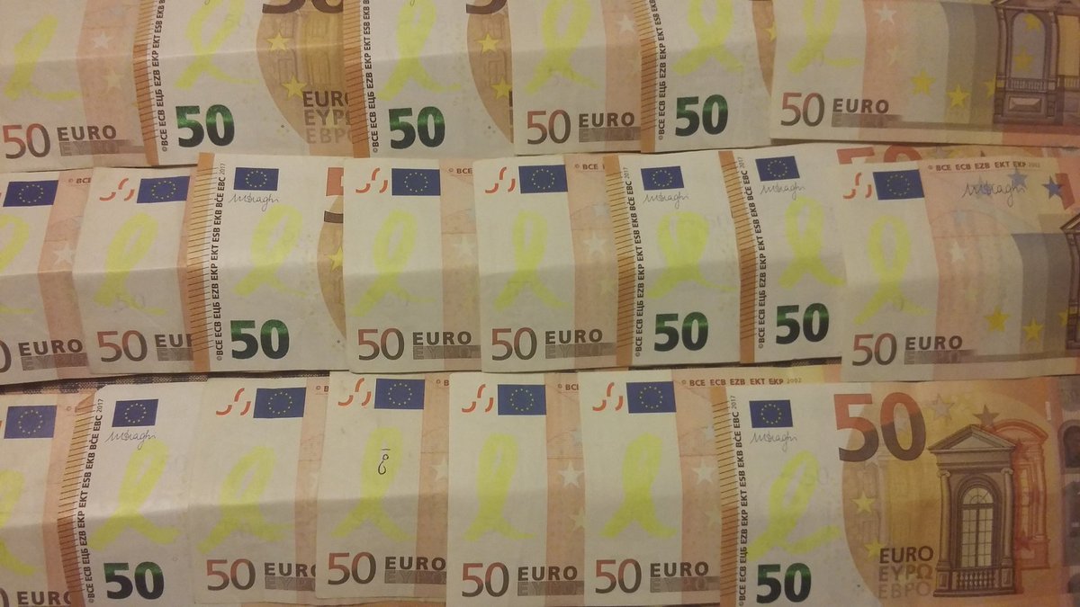 Venem bitllets de la república , tenim oferta només per avui , bitllets de 50€ a 49€ i els bitllets de 20€ a 19€ . Podeu pasar per la botiga del poble . <a href="/labotigueta_sa/">la bruixa del Pedraforca</a>