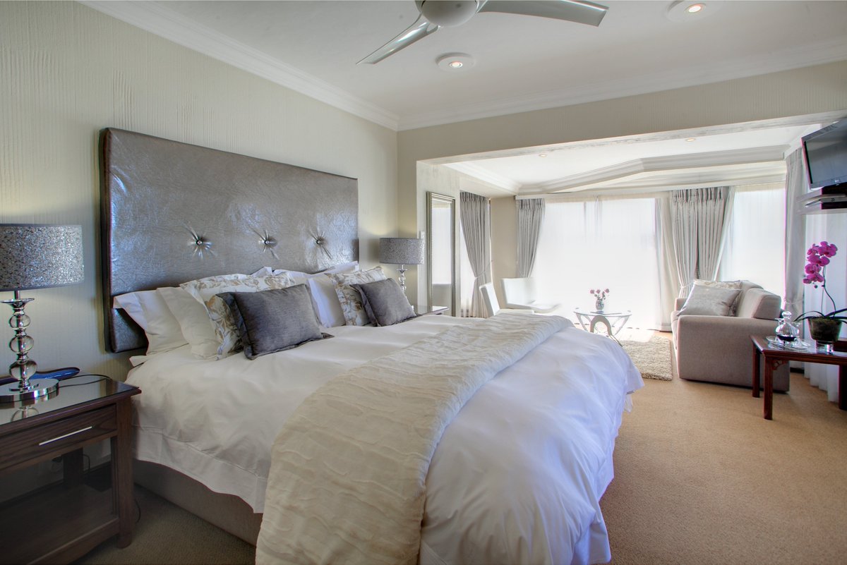 AfricanOceans's tweet photo. This spacious unit, with the natural colours of soft green and gold, together with its own exclusive décor, creates a sense of absolute calm and romance. There are wide windows, with a view over the ocean, and it has its own very private garden. https://t.co/Y691xcfmL4