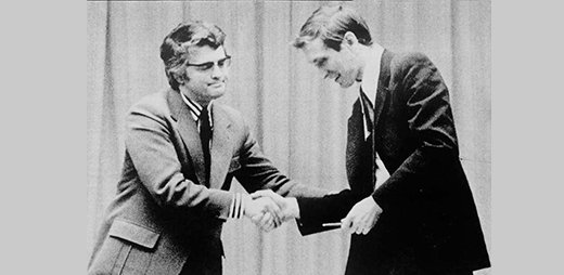 WooChess's tweet photo. Bobby Fischer shaking hands with the chief referee of the World Chess Championship after learning that his opponent, Boris Spassky, resigned from the match.
#chess #woochess #chesspicture #chesshistory #chessgame https://t.co/LGzUUIWDfK