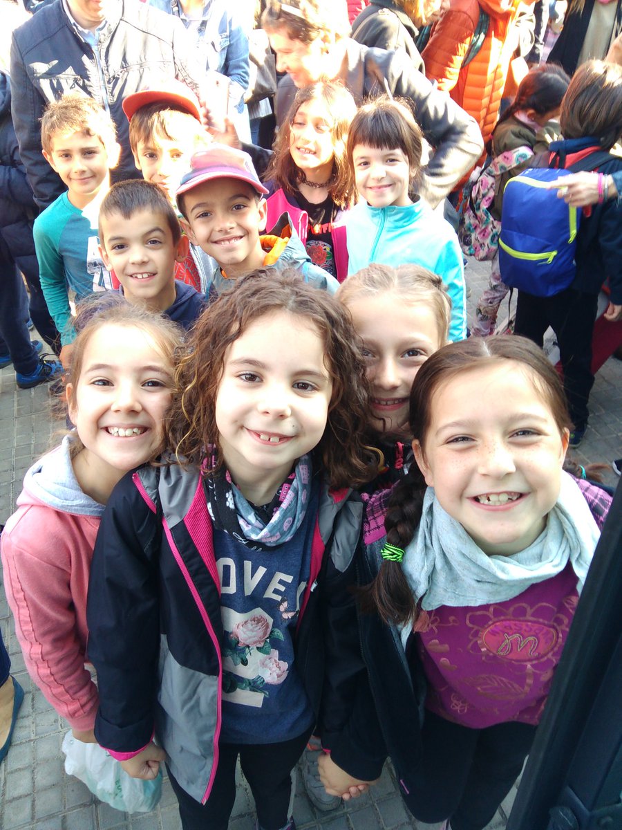 Antoniaescola's tweet photo. @escolamdcprat Avui els nens i nenes de 2n marxen de colònies!!! A punt de marxar. Bon viatge i bones colònies!!! https://t.co/YO5Hl1S6HG