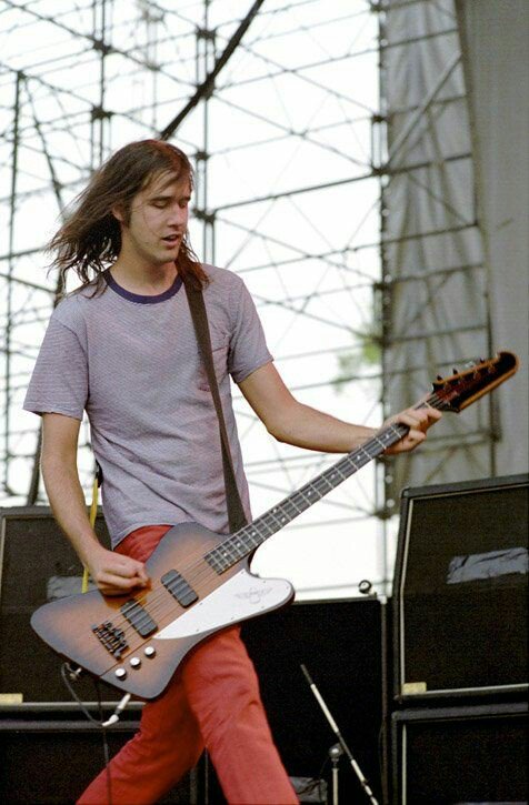 Happy Birthday Krist Novoselic

Nirvana - In Bloom

 